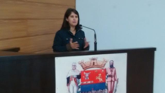Neuza Maria Soares, coordenadora do Suely Machado, diz que Estado está sendo ditatorial (Foto: Câmara de Franca)